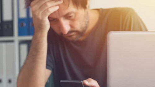 Mann-Homeoffice-Smartphone-175470877-AS-Bits-and-Splits