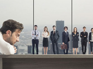 Anzugtraeger-262418188-AS-alphaspirit