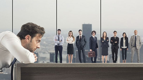 Anzugtraeger-262418188-AS-alphaspirit