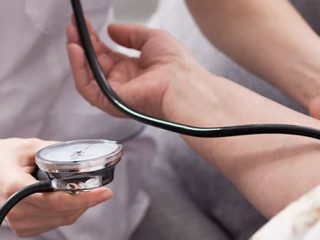 Schwester-Patientin-Blutdruck-112243137-AS-Photographee-eu