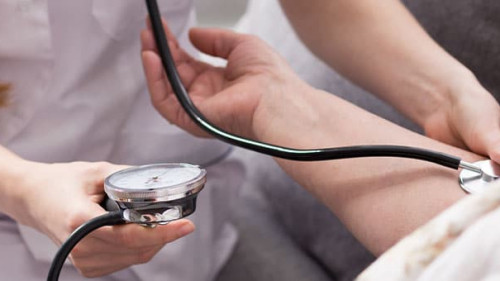 Schwester-Patientin-Blutdruck-112243137-AS-Photographee-eu