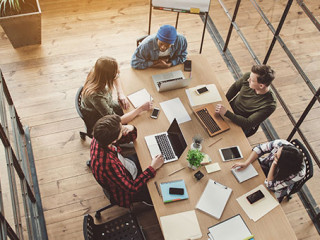 Buero-Kollegen-206672534-AS-Yakobchuk-Olena