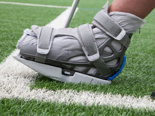 Kruecken-Fußballplatz-33891620-AS-Jeanette-Dietl