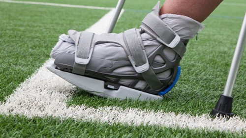 Kruecken-Fußballplatz-33891620-AS-Jeanette-Dietl