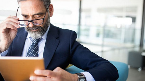 Anzugtraeger-Tablet-298661426-AS-NDABCREATIVITY