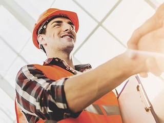 Bauarbeiter-Handshake-212200192-AS-VadimGuzhva