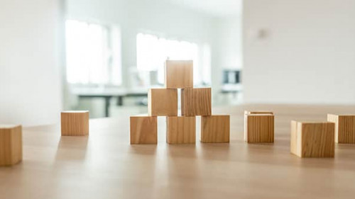 Holzkloetze-252072838-AS-Gajus