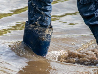 Gummistiefel-Flut-285816907-AS-sunakri