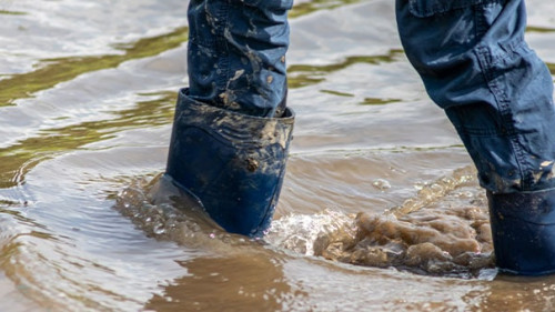 Gummistiefel-Flut-285816907-AS-sunakri