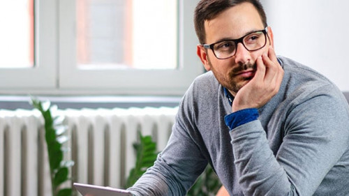 Mann-nachdenklich-Tablet-331803596-AS-eshana-blue