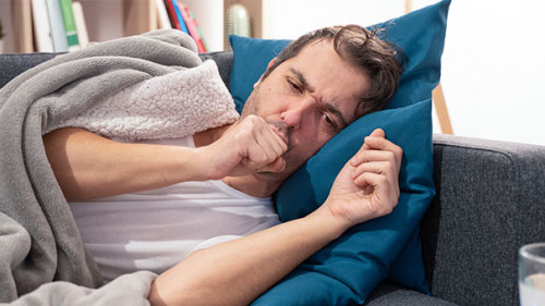 Mann-erkaeltet-306957069-AS-Paolese