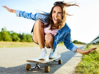 Frau-Skateboard-194896260-AS-baranq