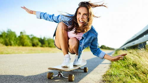 Frau-Skateboard-194896260-AS-baranq