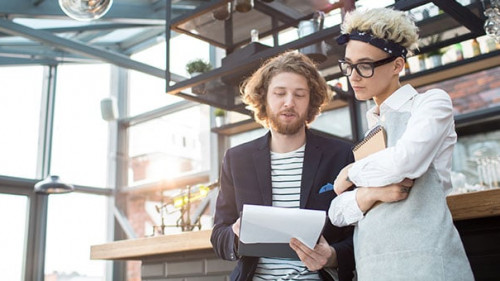 Restaurant-Manager-Koechin-192737983-AS-pressmaster