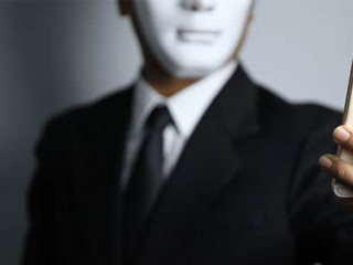 Anzugtraeger-Maske-Smartphone-265045880-AS-Parkpoom