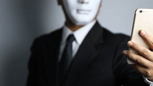 Anzugtraeger-Maske-Smartphone-265045880-AS-Parkpoom