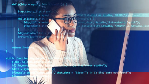 Frau-Buero-Code-180471765-AS-Africa-Studio