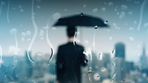 Anzugtraeger-Regenschirm-179307709-AS-peshkova