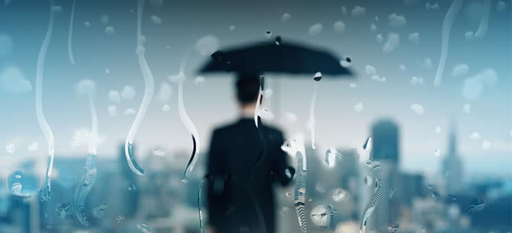 Anzugtraeger-Regenschirm-179307709-AS-peshkova