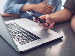 Maenner-Laptop-Smartphone-291592578-AS-alphaspirit