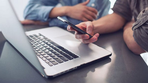 Maenner-Laptop-Smartphone-291592578-AS-alphaspirit