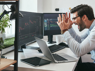 Anzugtraeger-Computer-ausrasten-266082609-AS-Friends-Stock