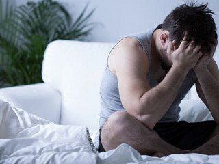 Mann-traurig-Bett-79361922-AS-Photographee-eu