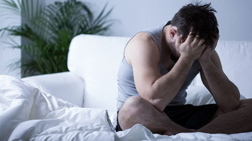 Mann-traurig-Bett-79361922-AS-Photographee-eu