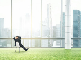 Anzugtraeger-Buero-Rasen-64450384-AS-SFIO-CRACHO