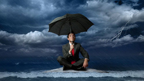 Anzugtraeger-Schirm-Gewitterwolken-41075775-AS-alphaspirit