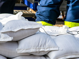 Sandsaecke-Helfer-115992217-AS-Ica