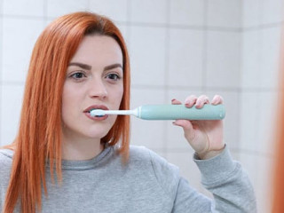 Frau-Zahnbuerste-4818711-PB-slavoljubovski