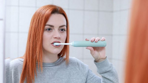 Frau-Zahnbuerste-4818711-PB-slavoljubovski