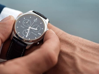 Anzugtraeger-Uhr-266908265-AS-Uzhursky