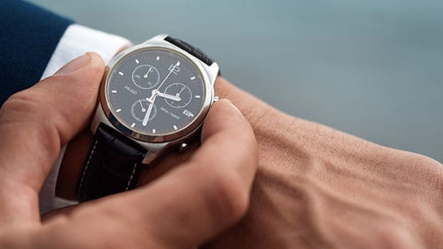 Anzugtraeger-Uhr-266908265-AS-Uzhursky