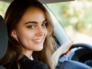 Frau-Fahrerin-287093816-AS-Vitalii