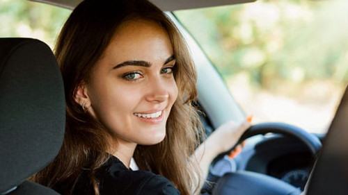 Frau-Fahrerin-287093816-AS-Vitalii