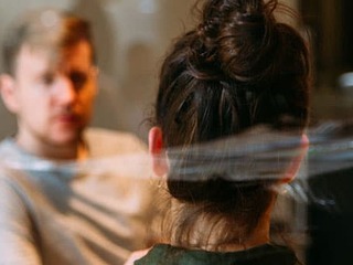 Mann-Frau-Gespraech-unsplash-Charles-Deluvio