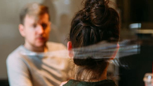 Mann-Frau-Gespraech-unsplash-Charles-Deluvio