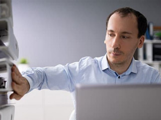 Anzugtraeger-Laptop-Ordner-301621269-AS-Andrey-Popov