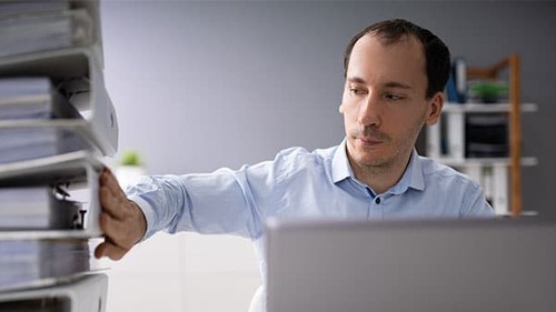 Anzugtraeger-Laptop-Ordner-301621269-AS-Andrey-Popov