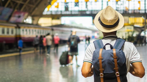 Mann-Bahnhof-274341667-AS-Jo-Panuwat-D