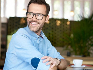 Mann-Laptop-Laecheln-210599128-AS--baranq