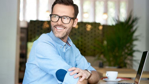 Mann-Laptop-Laecheln-210599128-AS--baranq