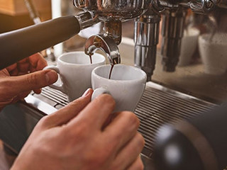 Kaffeemaschine-127847617-AS-Yakobchuk-Olena