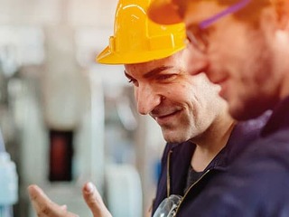 Kollegen-Helme-327987744-AS-Quality-Stock-Arts