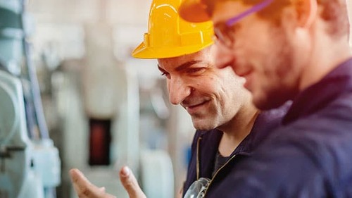 Kollegen-Helme-327987744-AS-Quality-Stock-Arts