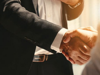 Handschlag_Business__303448308_AS_Mongkolchon