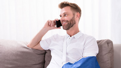 Mann-Smartphone-Gips-189747059-AS-Andrey-Popov