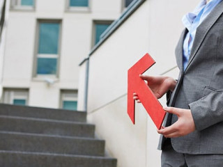 Anzugtraegerin_positiv_54175477_AS_Robert-Kneschke